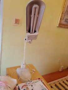 Lampička na elektřinu s pohyblivým ramenem.