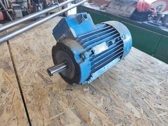 Třífázový přírubový motor