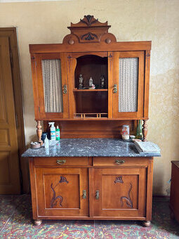 Starý kuchyňský kredenc