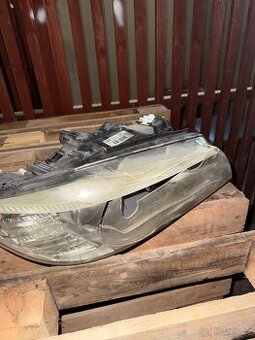 Pravý světlomet BMW E90 E91 (poškozený plast)