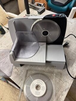 kovový kráječ na maso