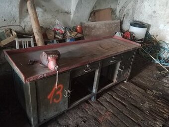 Dílenský ponk se svěrákem