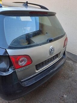 Passat B6 combi - zadní víko kufru - kód barvy nevím.