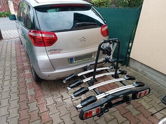 Nosič pro 4 kola na tažné zařízení.