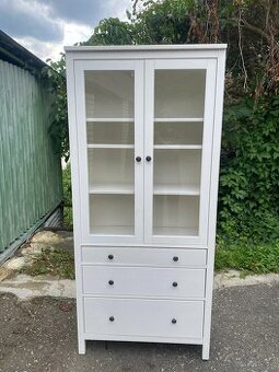 IKEA Hemnes vitrína - bíl. mořená