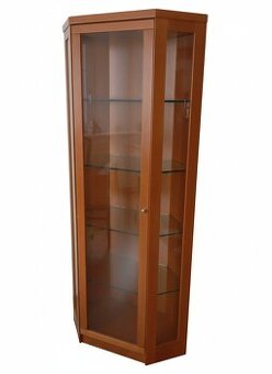 Rohová prosklená skříň