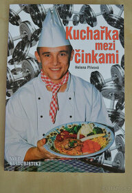 Kuchařka mezi činkami