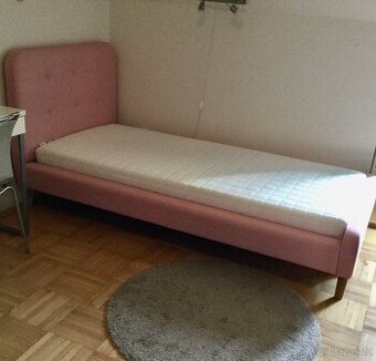 Nadherna nova postel s rostema novou matraci