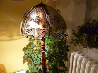 Lampa pokojová na postavení levně