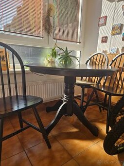 Jídelní kulatý stůl a 4 židle