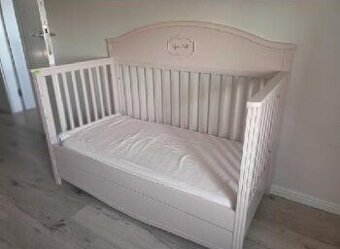 Nádherná dětská postýlka Bellamy 140x70 s matrací a úložným