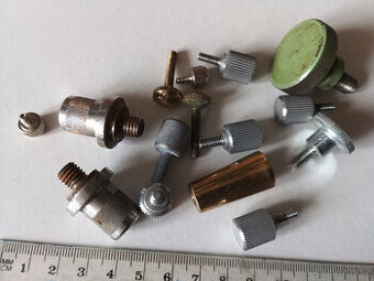 Stavěcí šroubky na jemné mechanismy přístroje přípravky