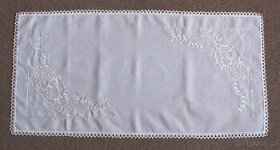 Bílý vyšívaný ubrus