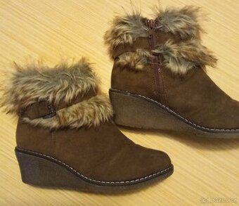 Hnědé semišové boty, velikost 37