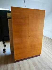 Dřevěná šatní skříň - 1