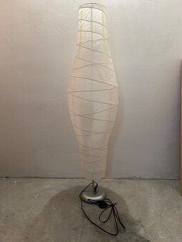 Stojací papírová lampa