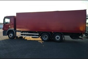 Prodám Mercedes Actros 2532 L 6x2 skříň s hydraulickým čelem