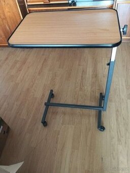 zdravotní stolek k polohovací posteli
