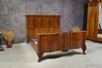 MONUMENTÁLNÍ MANŽELSKÁ POSTEL OŘECHOVÉ DŘEVO