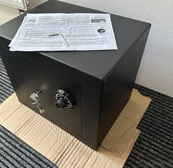 TREZOR, NÁBYTKOVÝ TREZOR, SEJF - JAKO NOVÝ -