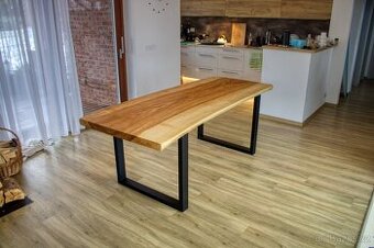 Nový jasanový jídelní stůl z masivu - jedna velká deska