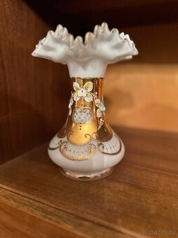 Skleněná váza zdobená