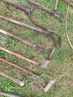 Různé staré ruční zemědělské nářadí