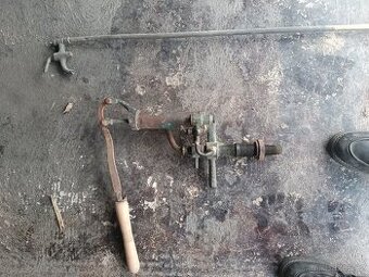 Pumpička a pípa na staré sudy