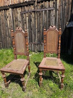 Staré dřevěné židle s rákosovým výpletem