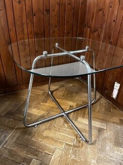 Skleněný jídelní stůl.