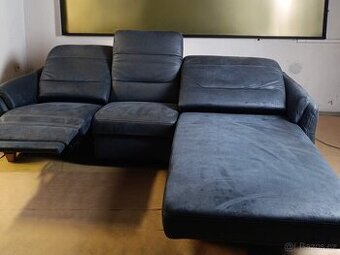 Rohová sedačka s elektrickým polohováním – velmi pěkný stav