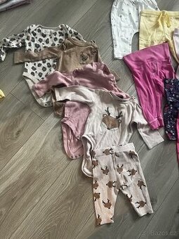 Balík oblečení pro holčičku