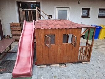 Venkovní domeček pro děti se skluzavkou