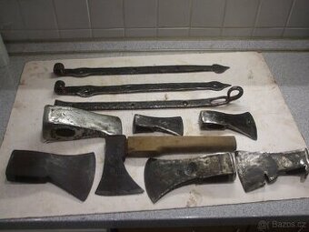 Staré kované sekery , kalač. panty a petlice