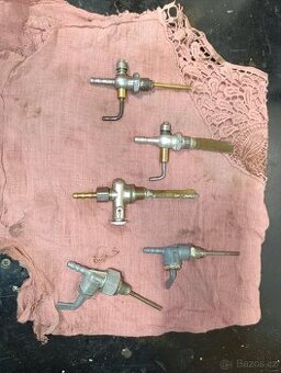 Kohouty Jawa pérák, pařez