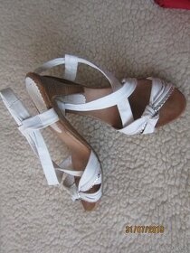 Bílé letní boty na podpatku