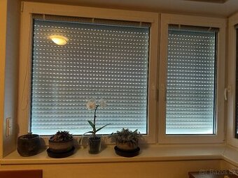 bílé předokenní rolety s motorem