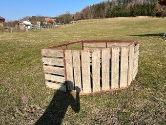Rohové příkrmiště pro koně