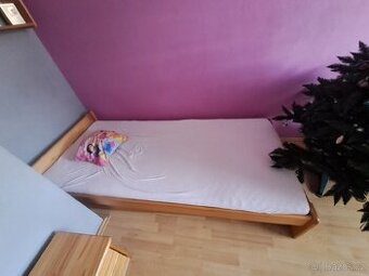 Dřevěná postel bez matrace