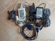 různé zdroje, AC adaptéry, kabely k PC VGA DVI DP 220V