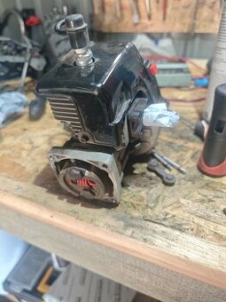 Spalovací motor