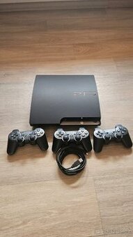 Plně funkční PS3 super slim + tři ovladače + kabeláž. . - 1