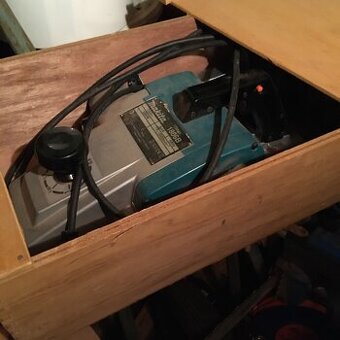 hoblík makita 1806b