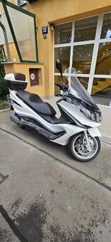 Skútr Piaggio x10 125