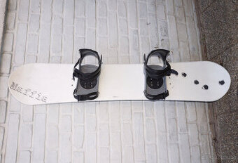 Snowboard 141 Maffia, bezvadný stav, očividně málo jetý.