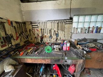 Extrémně masivní dílenský ponk se svěrákem