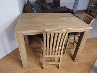 Masivní dřevěný stůl a židle