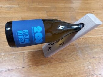 Dřevěný stojan na lahev vína