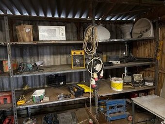 Ocelové regály a stohovatelné plechove bedny