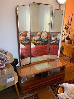 starozitny nabytek - postel, komody, toaletni stolek